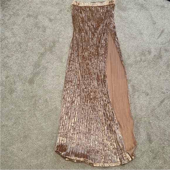 Pleated velvet rose gold high slit skirt - Picture 2 of 3